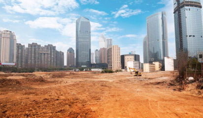 2021年,楼市调控“懵圈”了,“集中土拍“热度不降反升,信号明显